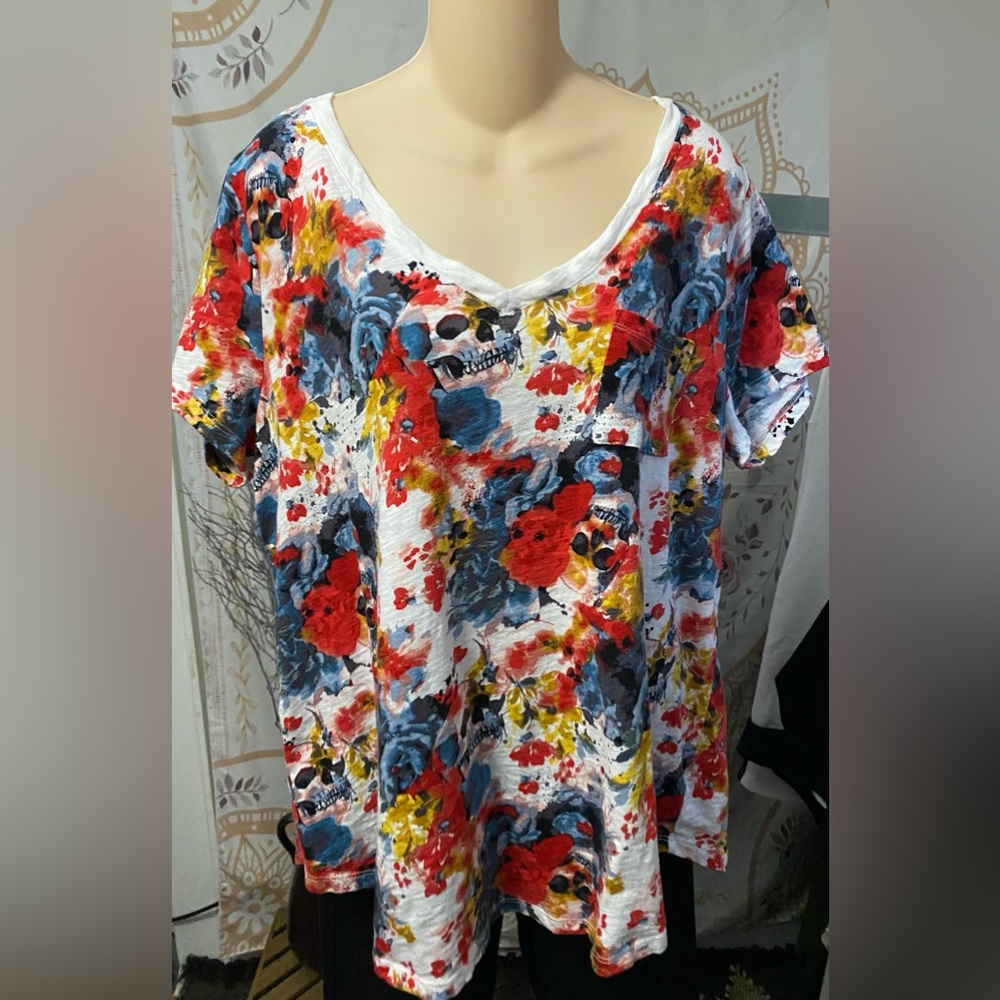 Torrid size 1 Halloween Floral Skulls Classic Fit T-shirt with Pocket